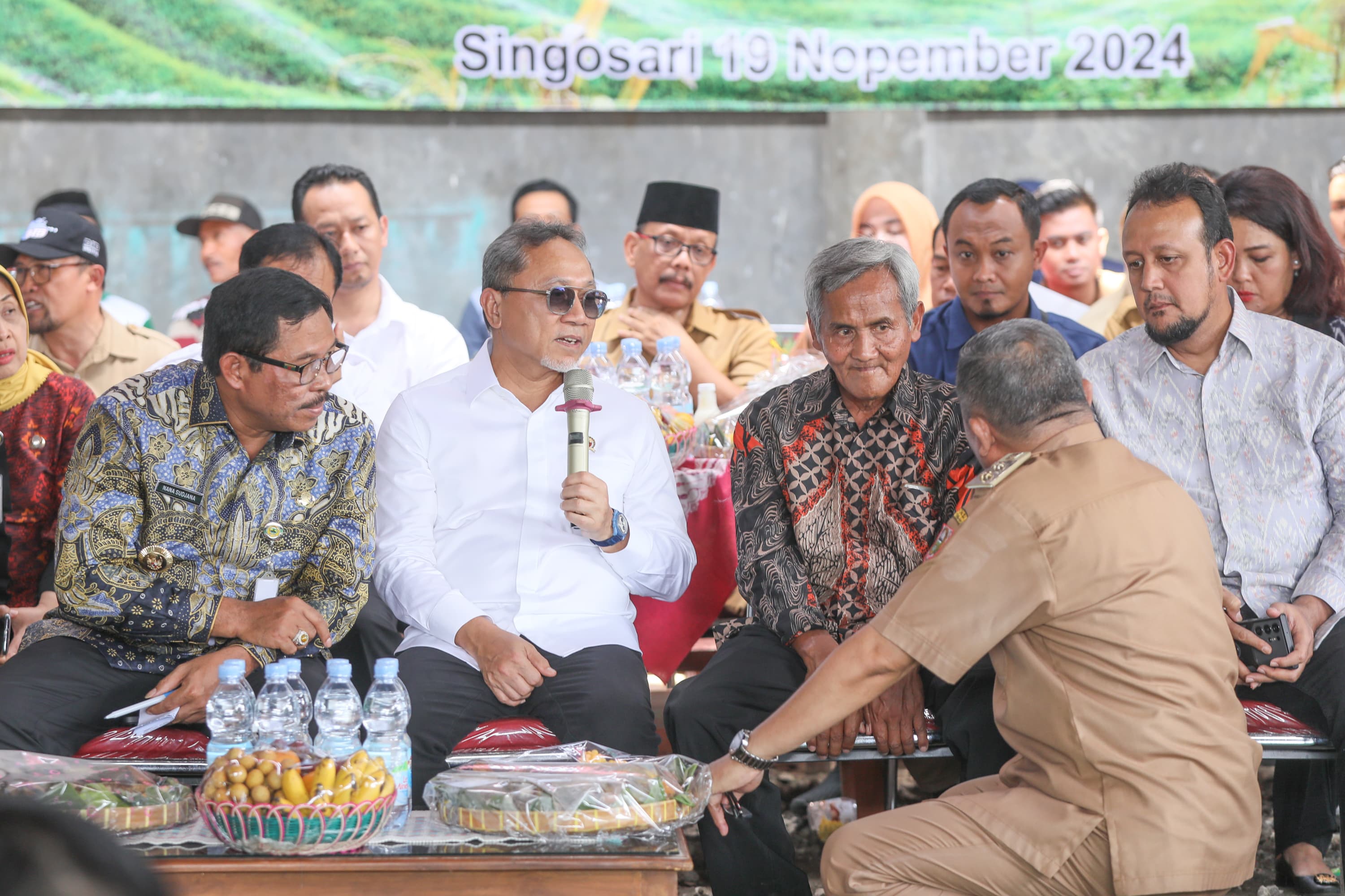 Pj Gubernur Jateng Nana Sudjana (kanan) bersama Menko Pangan Zulkifli Hasan bertemu dengan pemilik UD Purnomo. (Foto/Kontributor/Febry Mustafat)