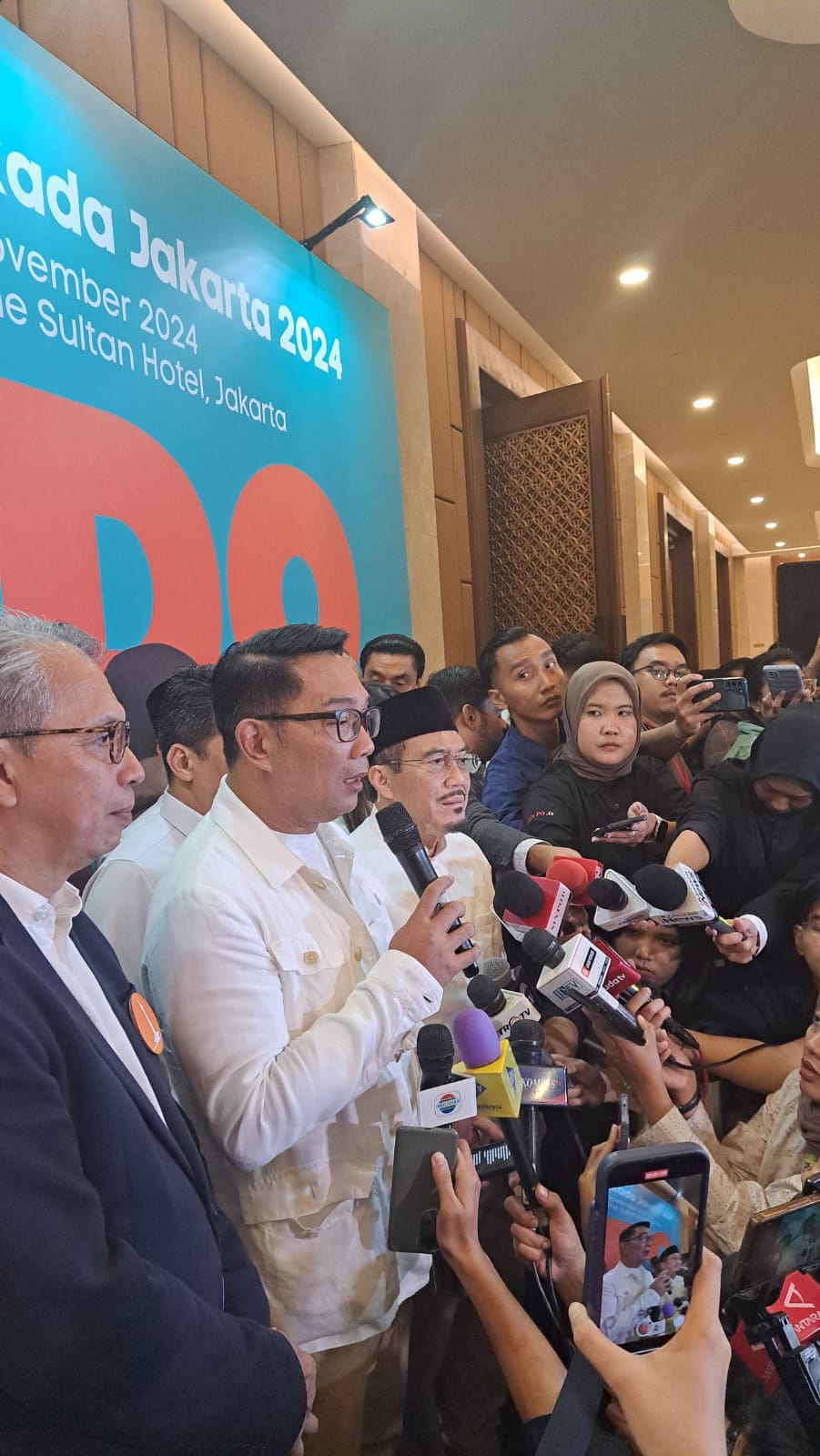 Paslon nomor urut 1 Ridwan Kamil-Suswono saat debat perdana Pilgub Jakarta. (BeritaNasional/Lydia)