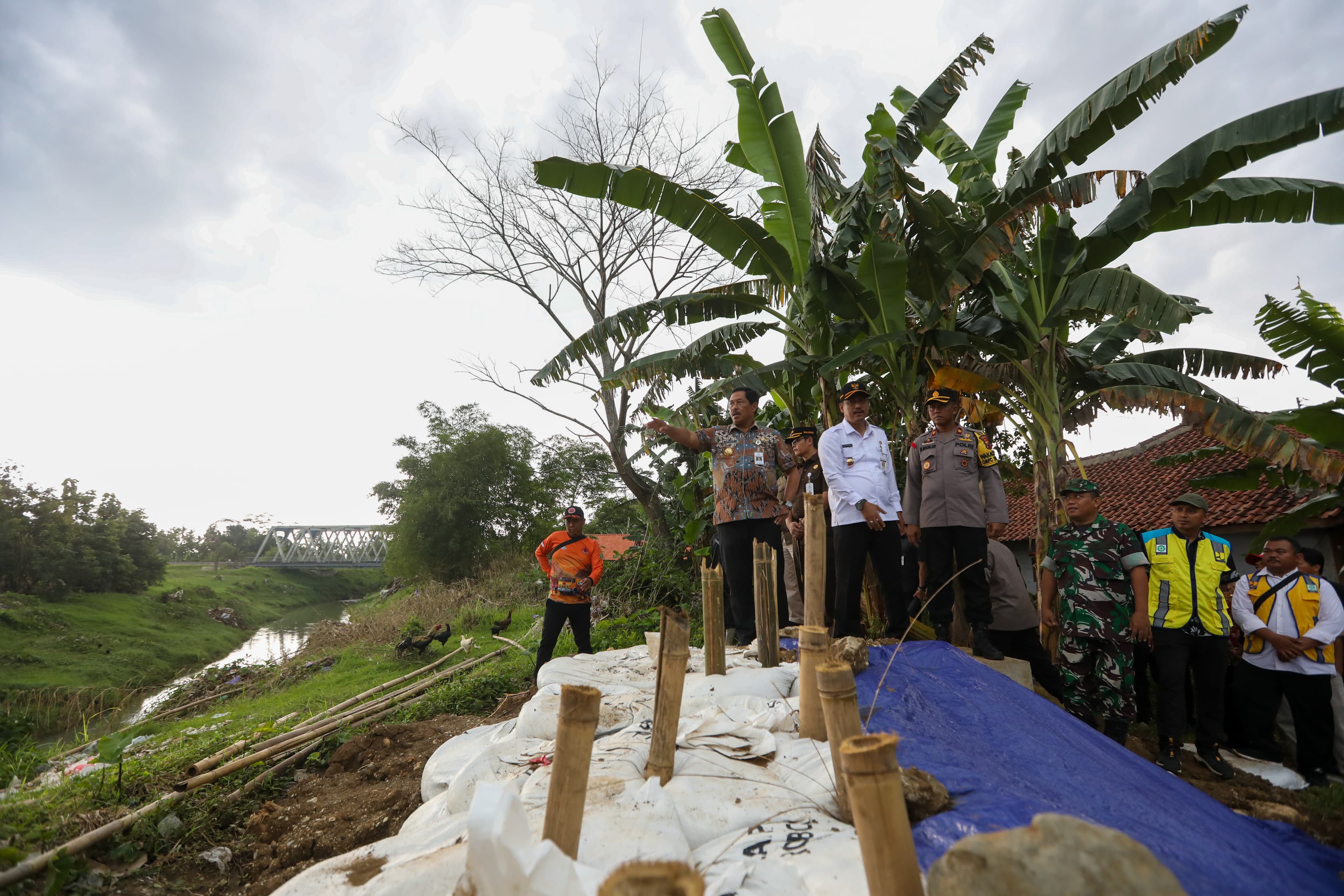 Momen Pj Gubernur Jateng Nana Sudjana tinjau lokasi banjir dan tanggul jebol di Kebumen. (Foto/ist)