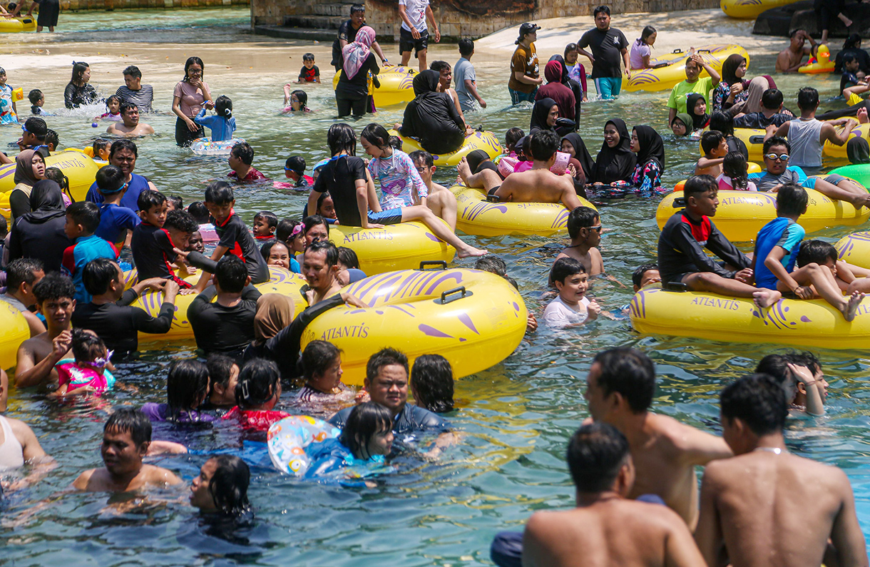 Pengunjung bermain air pada salah satu wahana di Atlantis, Taman Impian Jaya Ancol. (BeritaNasional/Oke Atmaja).