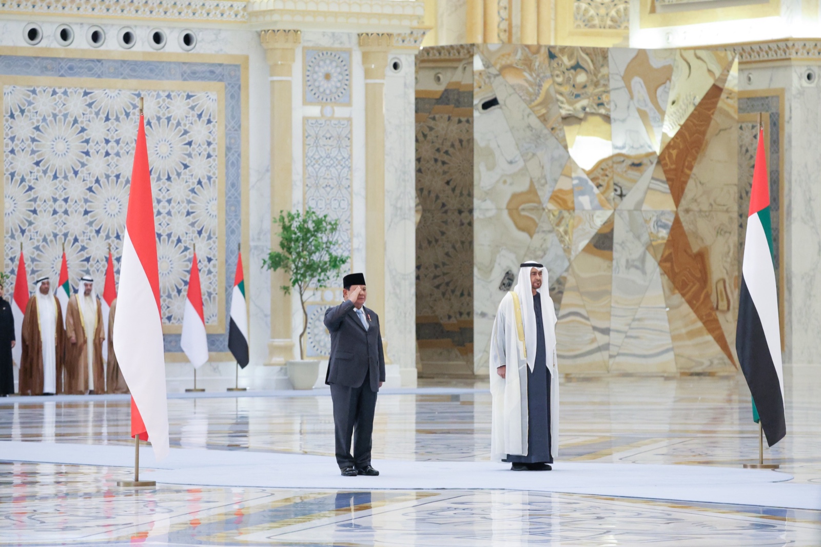 - Presiden RI Prabowo Subianto menemui Presiden Uni Emirat Arab (UEA) Mohammed bin Zayed Al Nahyan atau MBZ. (Foto/Tim Prabowo).