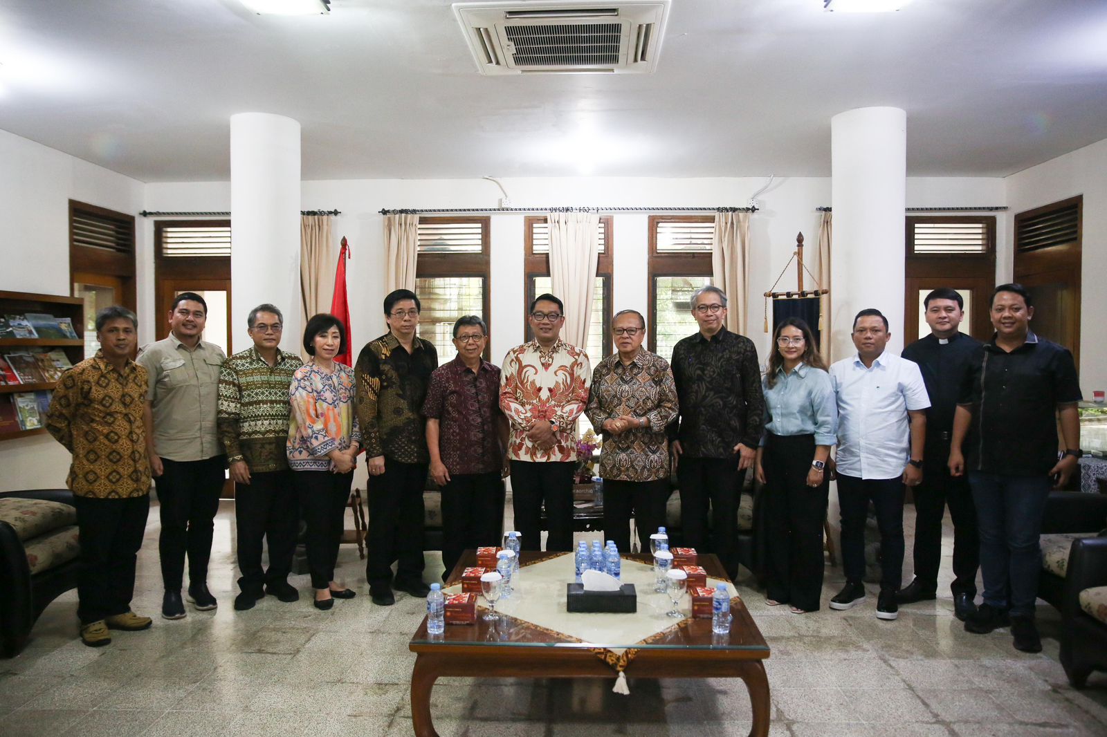 Calon Gubernur Jakarta Ridwan Kamil beraudiensi dengan Uskup Agung Jakarta Mgr. Ignatius Suharyo. (Foto/Tim RK).