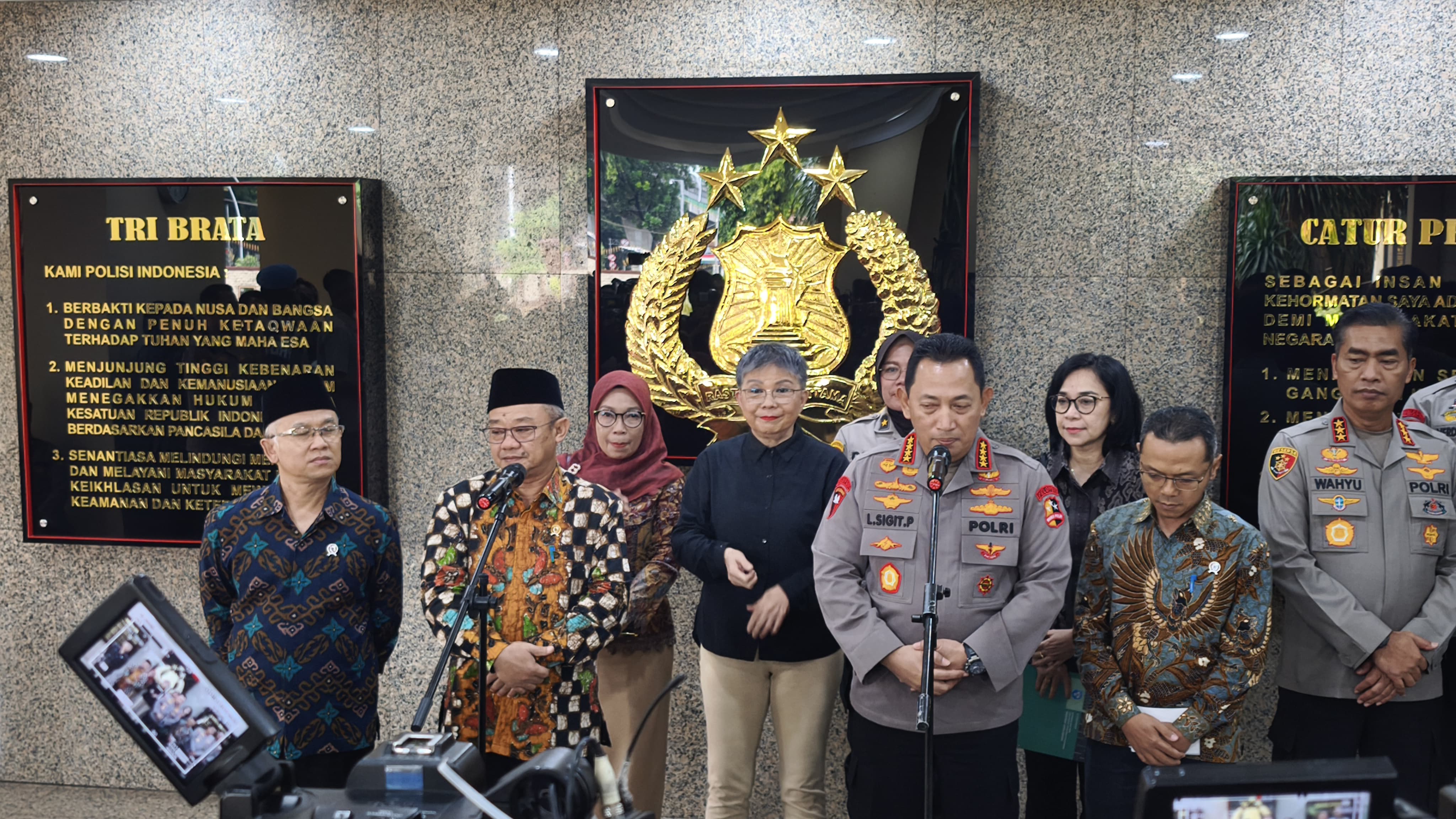 Kapolri Jenderal Listyo Sigit Prabowo bersama Mendikdasmen Abdul Mu'ti. (BeritaNasional/Bachtiarudin