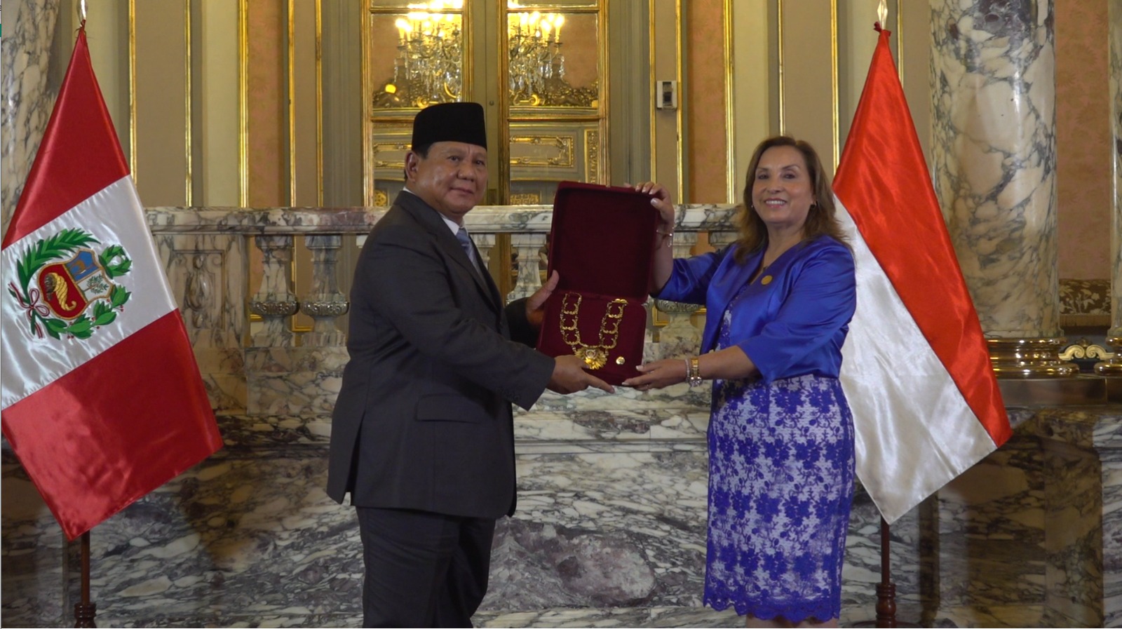 Presiden Republik Indonesia Prabowo Subianto, menerima penghargaan bergengsi Grand Collar de la Orden El Sol del Peru dari Presiden Peru, Dina Boluarte. (Foto/Tim Prabowo)