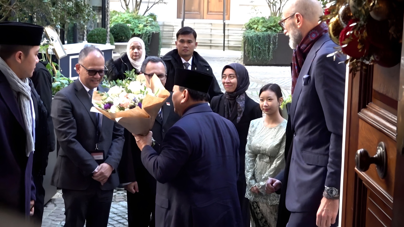 Tiba di London, Prabowo Disambut Perwakilan Kerajaan Inggris. (Foto/Tim Prabowo).