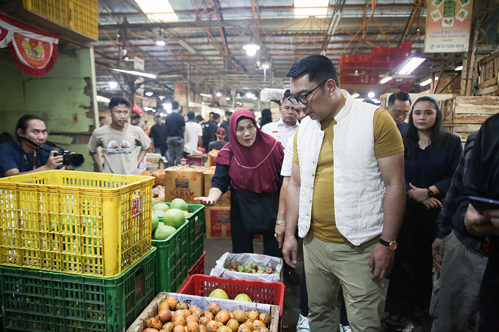 Cagub Jakarta nomor urut 1 blusukan ke pasar Jakarta Timur. (BeritaNasional/Tim Rido/Elvis Senduw)