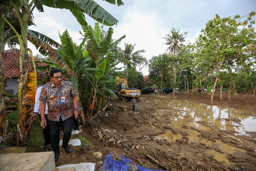 Pj Gubernur Jawa Tengah Nana Sudjana meninjau tanggul jebol di Kebumen. (Foto/Kontributor/Febry Mustafat)