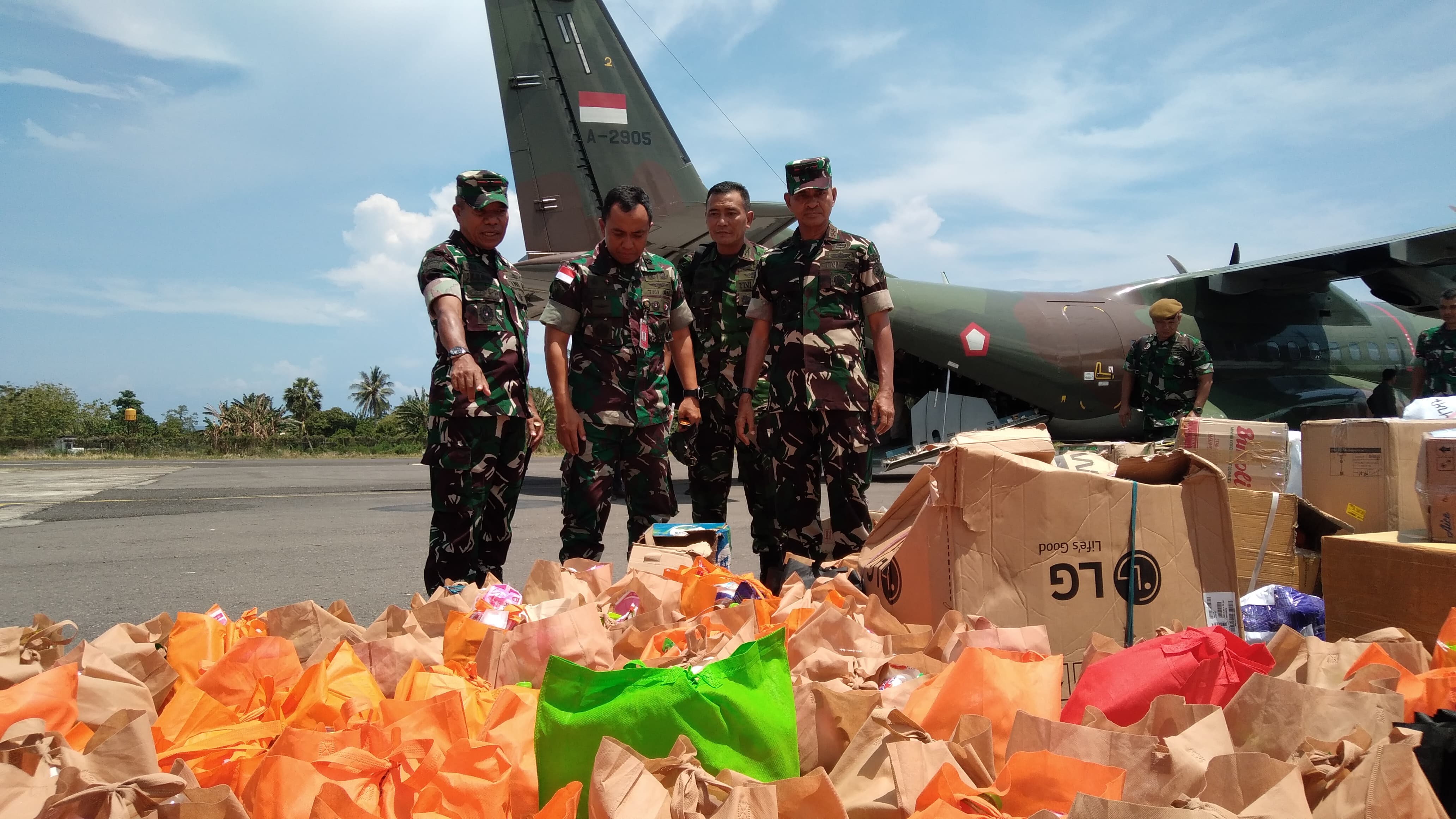 TNI AD Kerahkan Ratusan Prajurit Bantu Penanganan Korban Erupsi Gunung Lewotobi. (Foto/Dispenad).