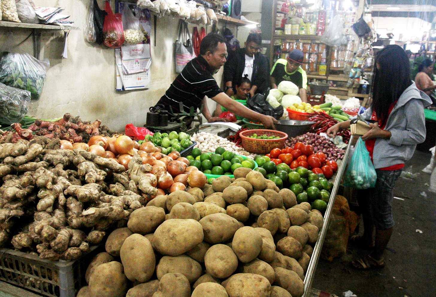 Pedagang di pasar. (BeritaNasional/Oke Atmaja)