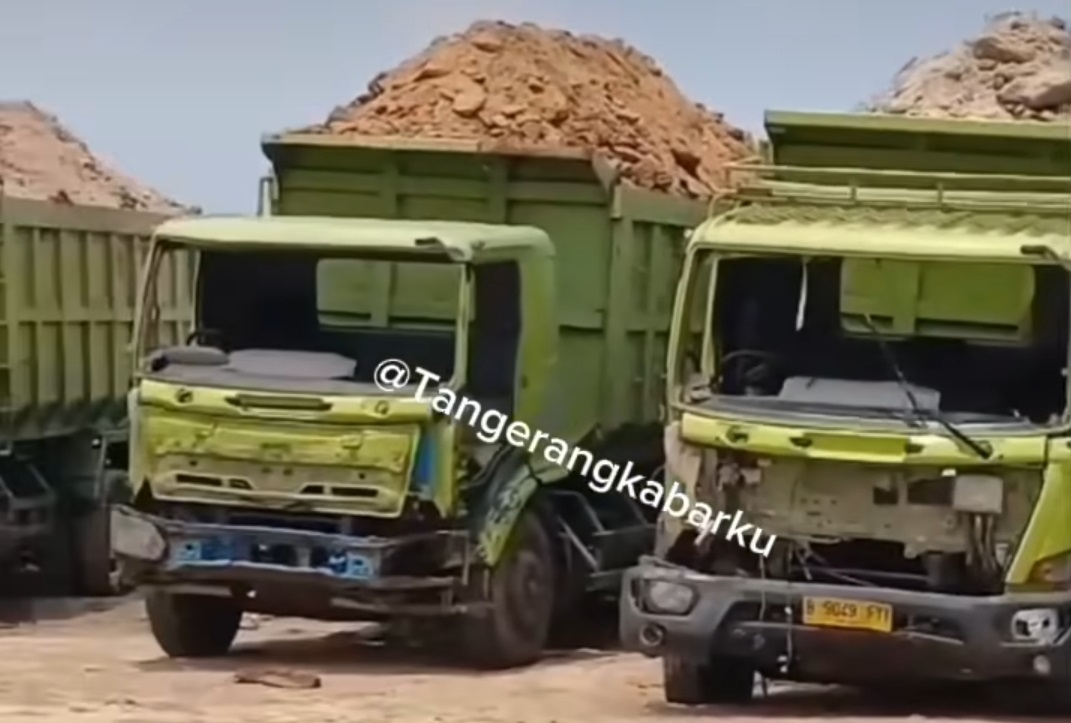 Foto viral warga jarah onderdil truk tanah (Foto/@tangerangkabarku).