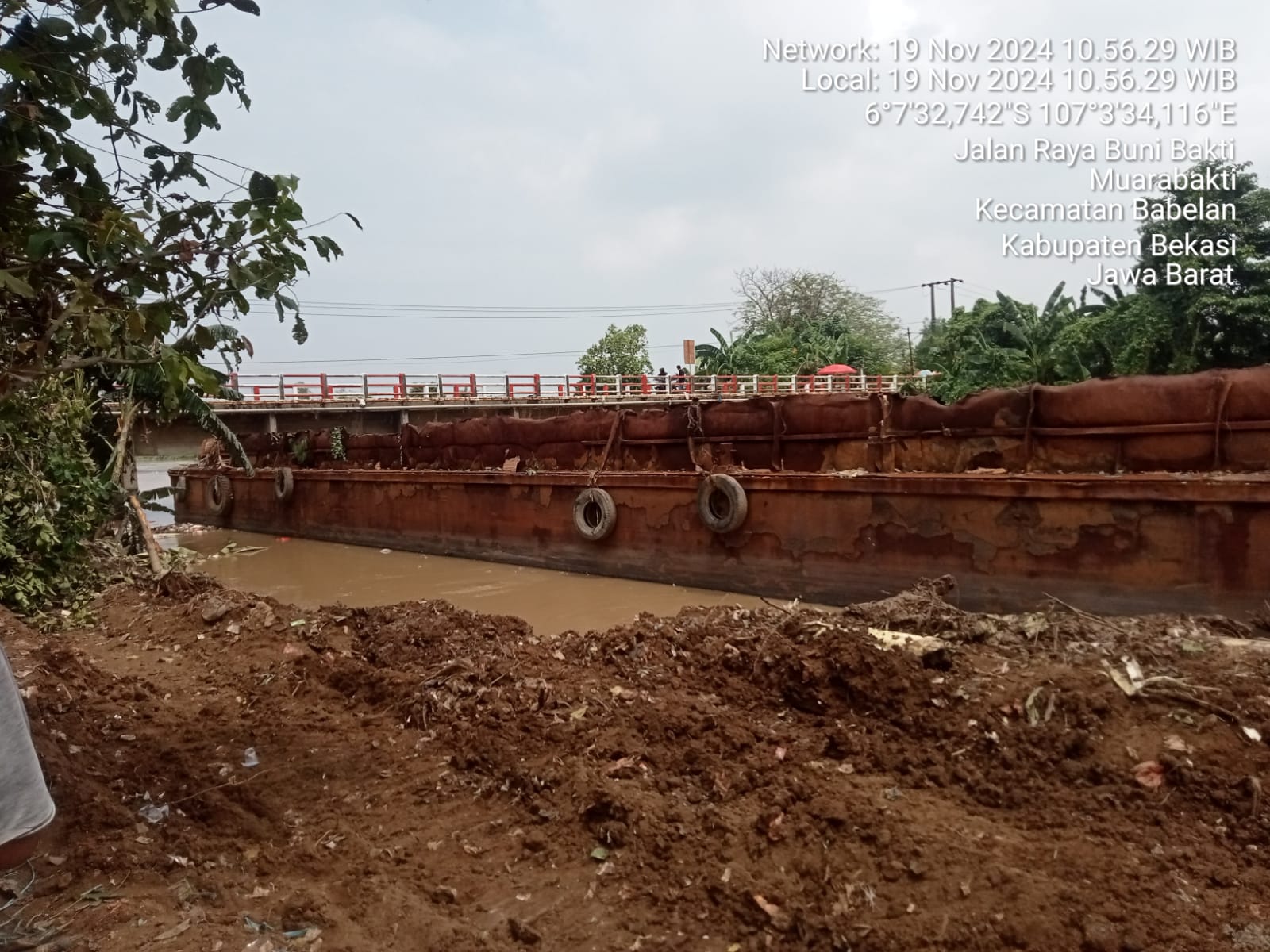 Penampakan kapal Tongkang hanyut sampai tersangkut di jembatan Kali CBL Bekasi, (Foto/Ist)