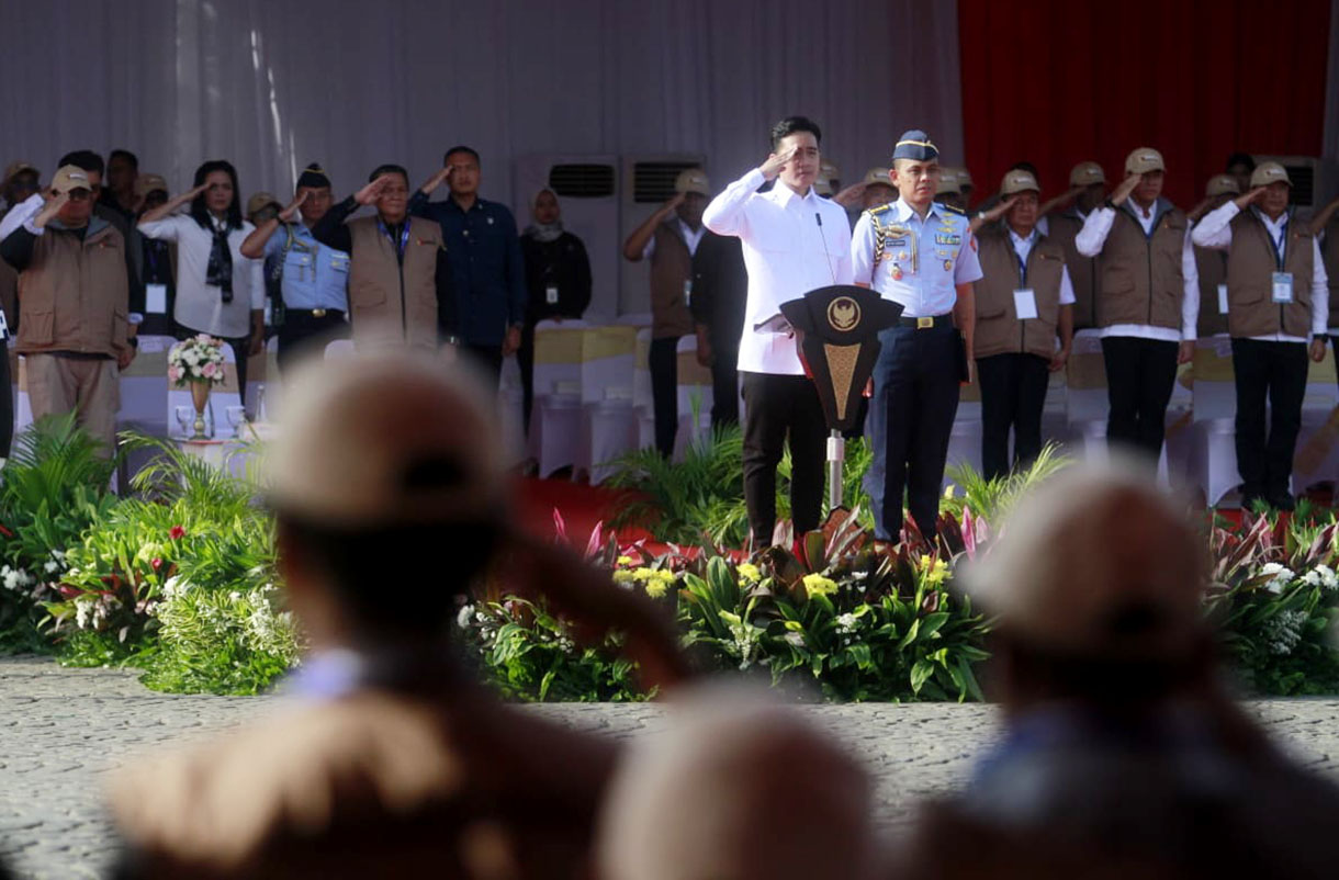 Wakil Presiden Gibran Rakabuming Raka memberikan arahan saat apel pengawasan tahapan masa tenang, pemungutan dan penghitungan suara pemilihan tahun 2024 di Lapangan Silang Monumen Nasional (Monas), Jakarta, Rabu (20/11/2024). (BeritaNasional.com/Oke Atmaja)