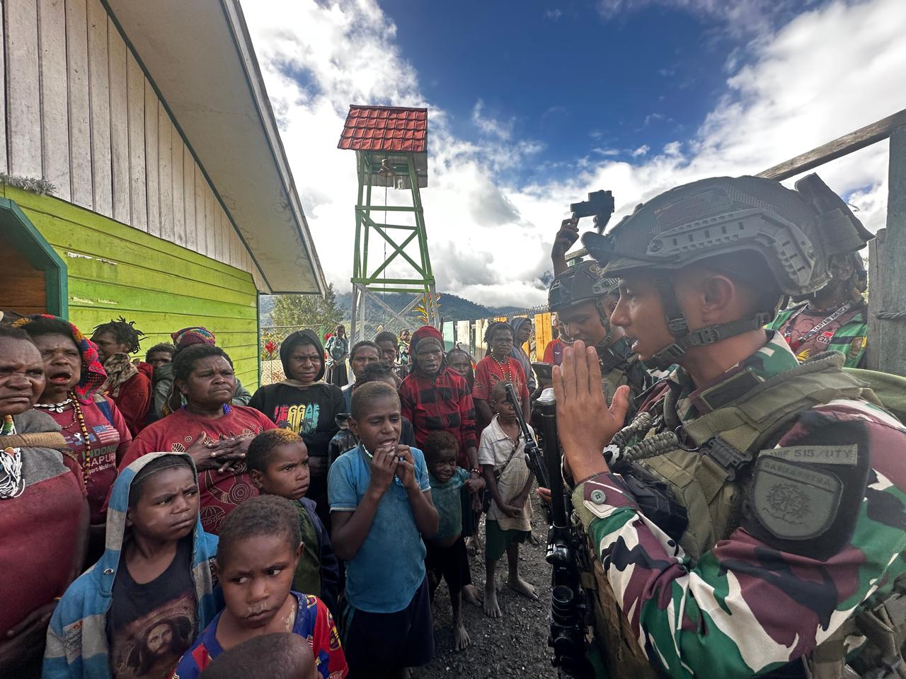 Satuan Tugas Batalyon Infanteri (Satgas Yonif) Raider 509/Balawara Yudha Kostrad membagikan paket Sembako kepada para warga Intan Jaya. (BeritaNasional/Elvis Sendouw/HO Puspen TNI)