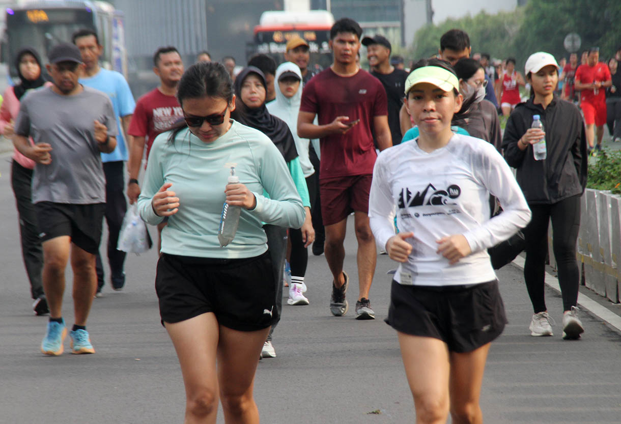 Warga berolahraga di Jalan Jenderal Sudirman, Jakarta, Minggu (10/11/2024). (BeritaNasional.com/Oke Atmaja)