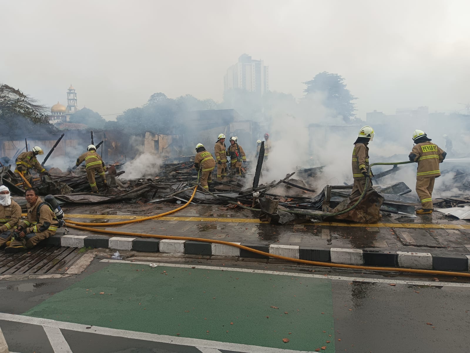 Proses Evakuasi Korban Kebakaran Lapak di Matraman (Foto/Humas Damkar Jakarta Pusat).