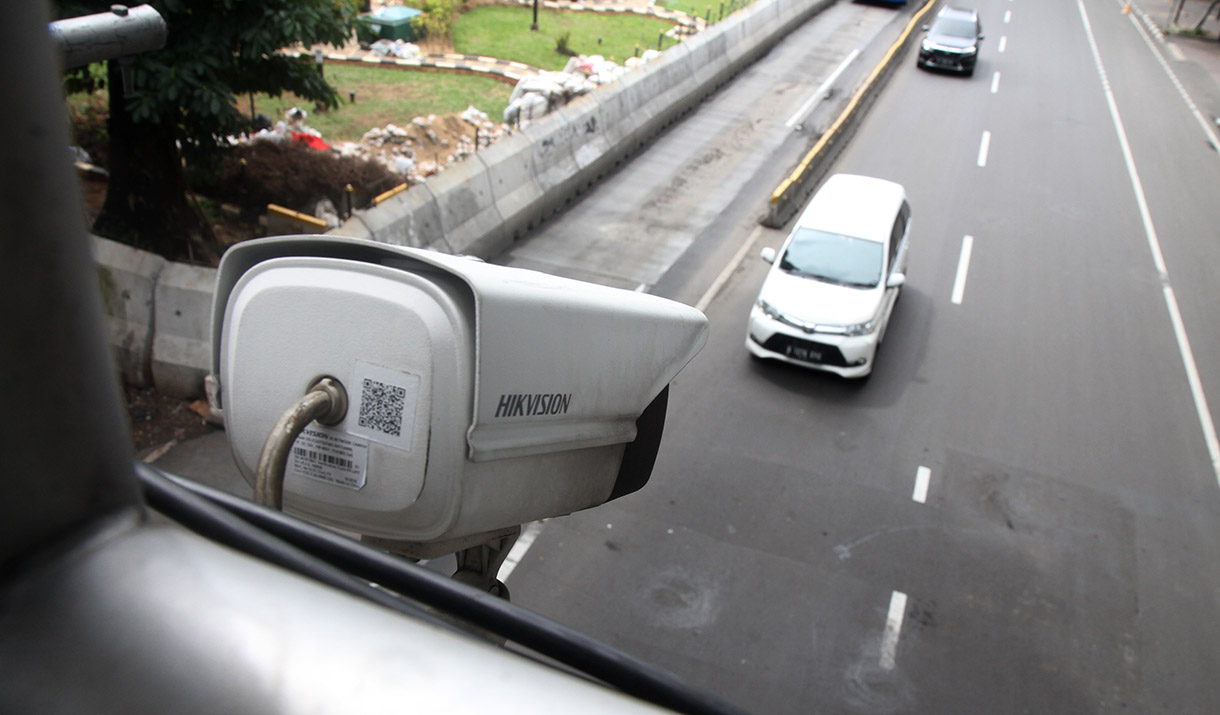 Kendaraan melintasi kamera tilang elektronik (ETLE) di Jalan Merdeka Barat, Jakarta, Kamis(26/12/2024). (BeritaNasional.com/Oke Atmaja)