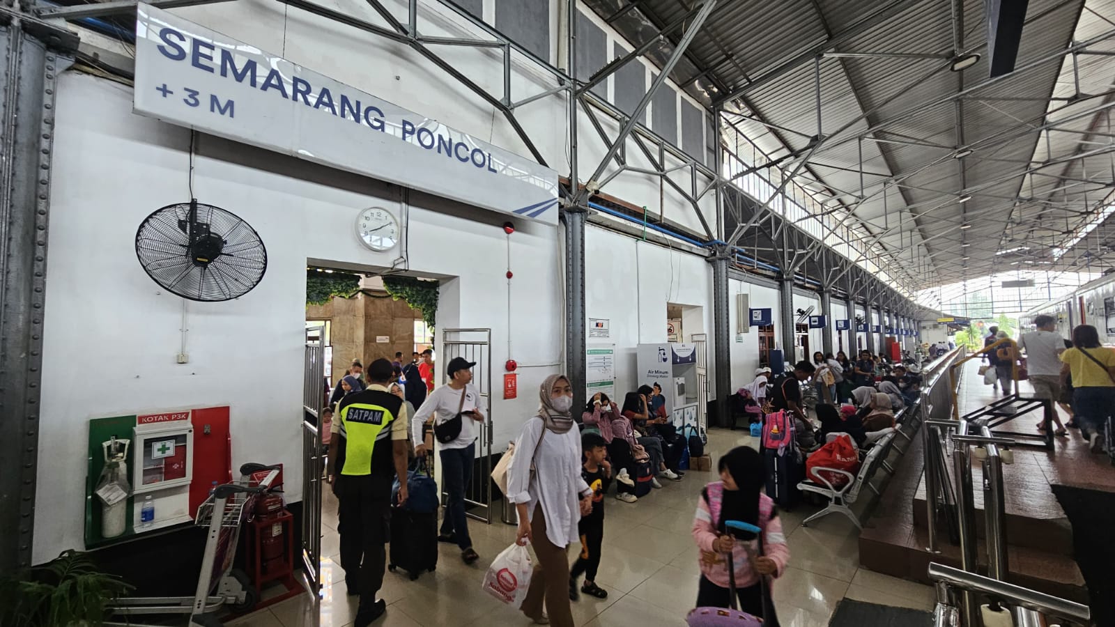 Penumpang di Stasiun Semarang Poncol pada masa libur Nataru. (Foto/Febry Mustafat)