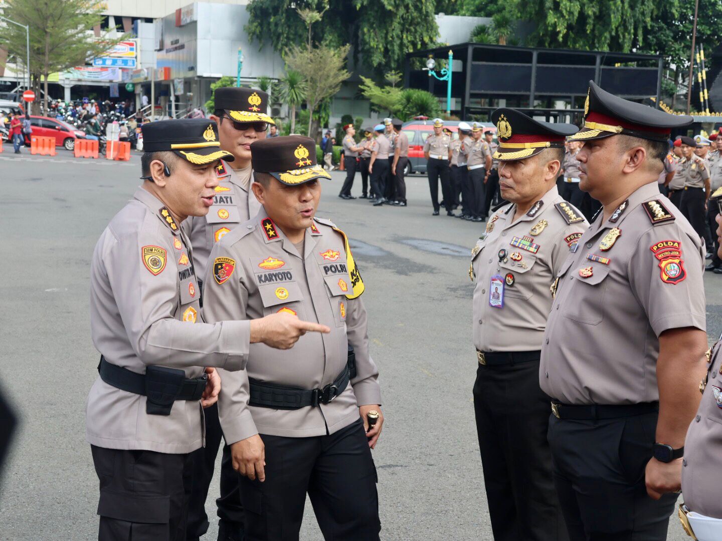 Kapolda Metro Jaya Irjen Pol Karyoto saat memimpin kenaikan pangkat anggotanya. (BeritaNasional/Bachtiar)