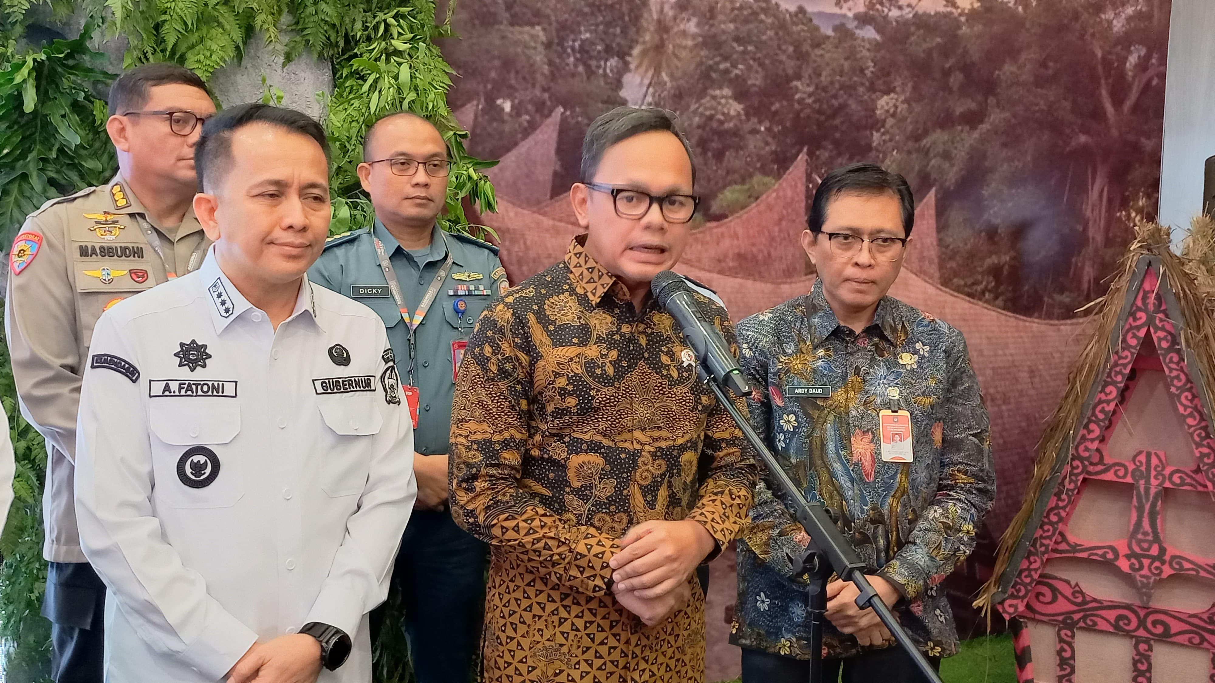 Wamendagri RI Bima Arya Sugiarto (tengah) di Kota Medan. (Foto/Erlangga/Kontributor)