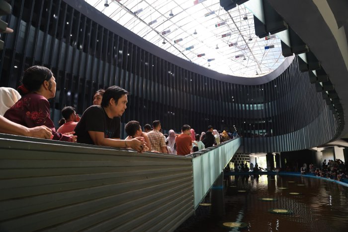 Wisatawan berjunjung ke Museum Tsunami Aceh. (Foto/Humas Museum Aceh)