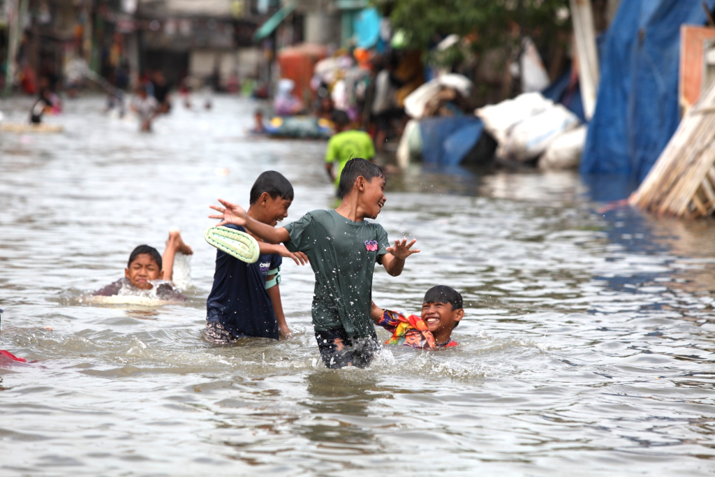 Banjir rob di Muara Angke. (BeritaNasional/Oke Atmaja).