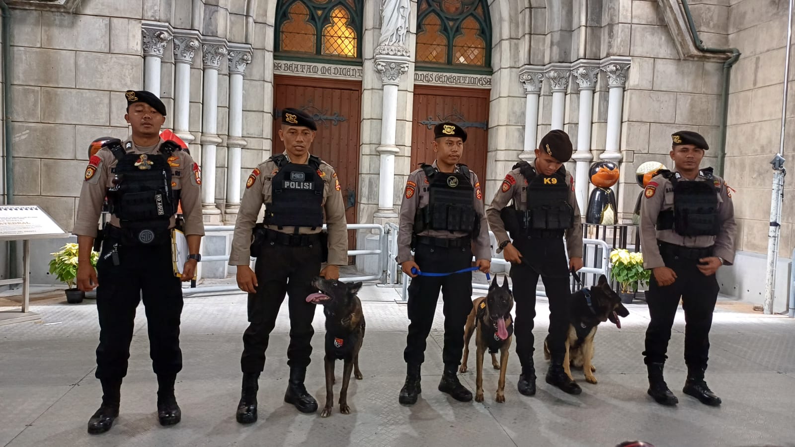 Polisi bersiap mengamankan Gereja Katedral bersama anjing K-9. (BeritaNasional/Bachtiarudin)