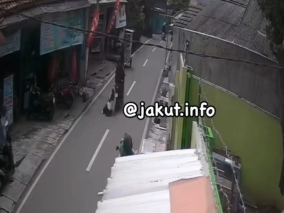 Aksi Wanita Pertahankan Motor dari Pencuri Maling di Cilincing. (Foto/instagram/jakut.info).