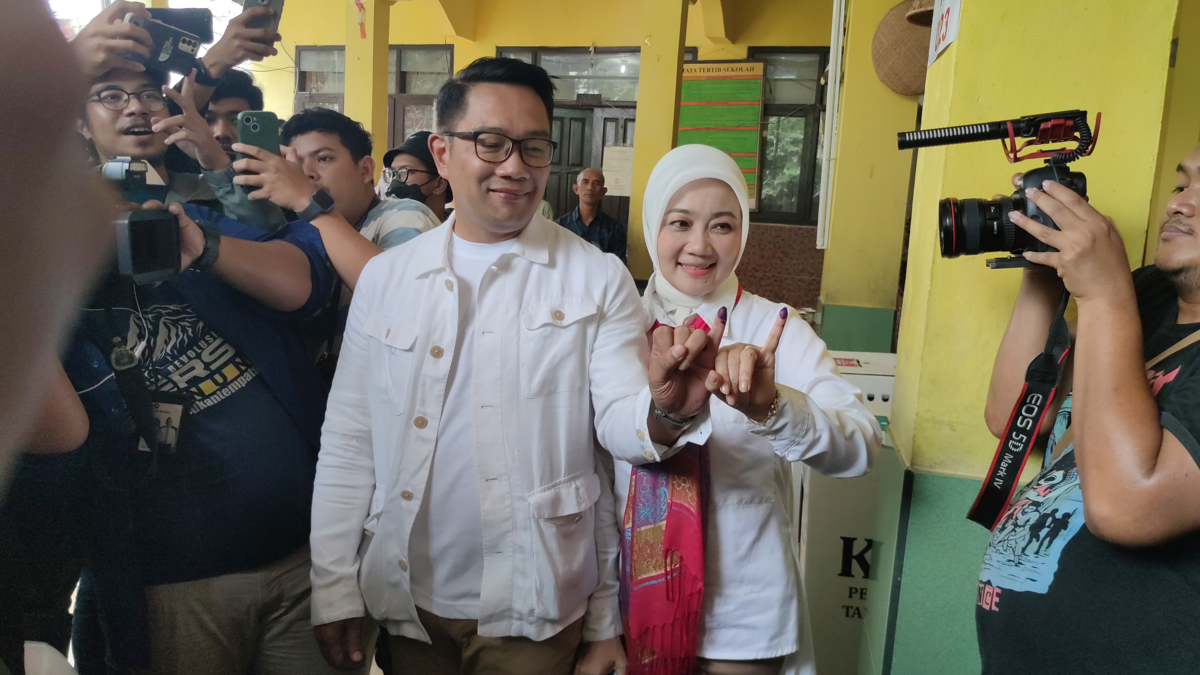 Cagub Jakarta nomor urut 1 Ridwan Kamil dan istrinya, Atalia, saat mencoblos surat suara di Bandung. (BeritaNasional/Lydia)