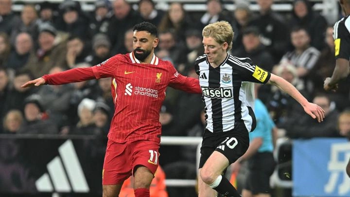 Penyerang Liverpool Mohamed Salah berhadapan dengan pemain Newcastle. (Foto/liverpoolfc.com)