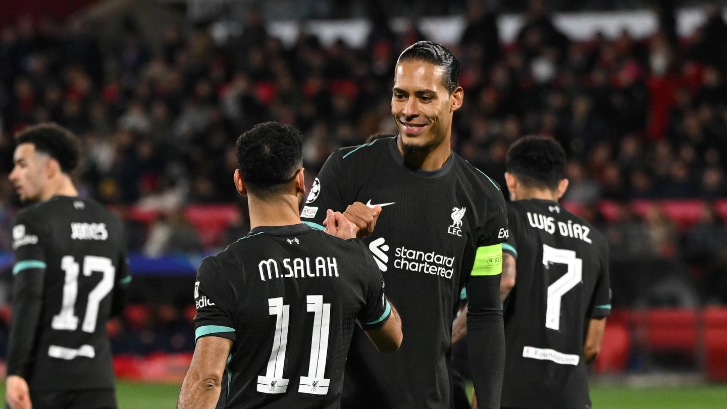 Virgil van Dijk melakukan tos dengan Mohamed Salah. (Foto/liverpoolfc.com)