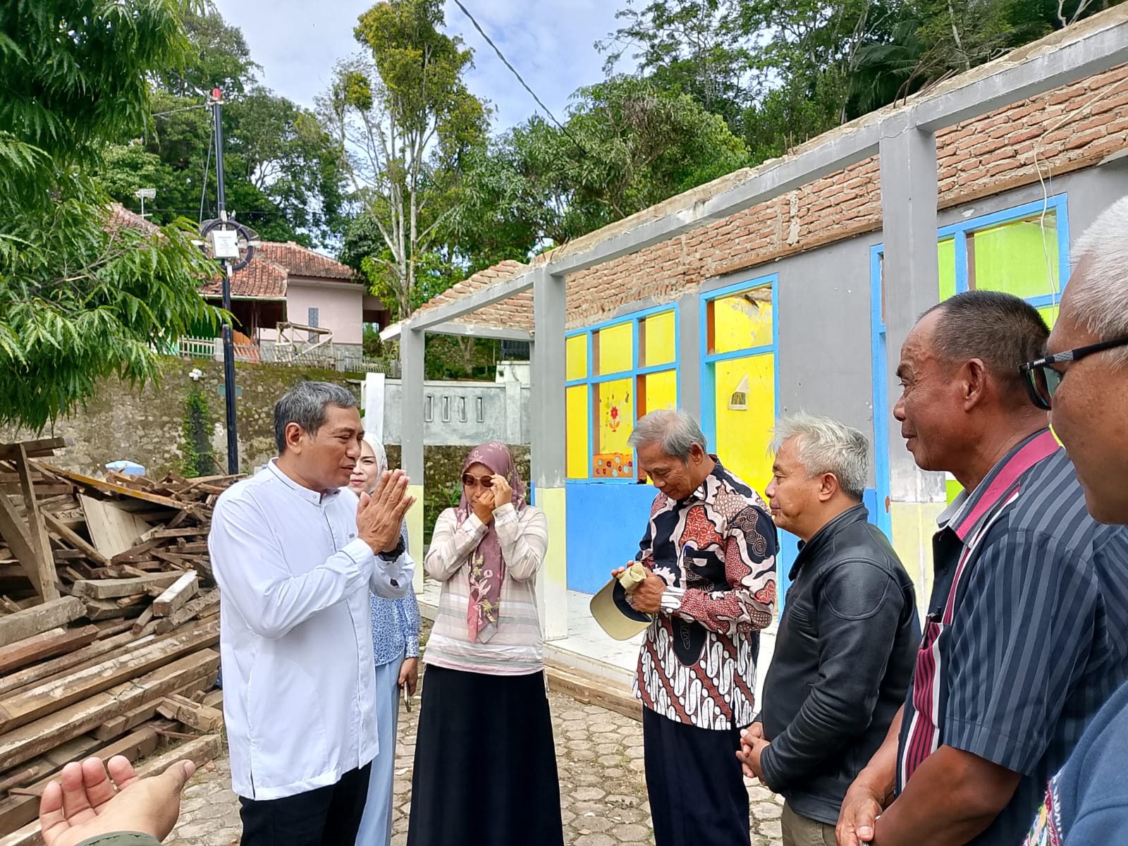 Rokhmat Ardiyan tinjau kondisi TK PGRI Tinggar. (Foto/istimewa).