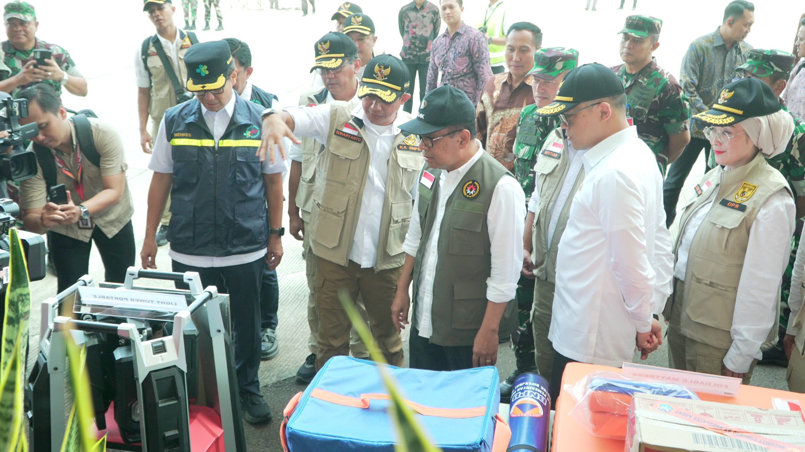 Menko PMK Pratikno (tiga dari kanan) berada di Base Ops Lanud Halim Perdanakusuma, Jakarta, pada Jumat. (Foto/Kemenko PMK)