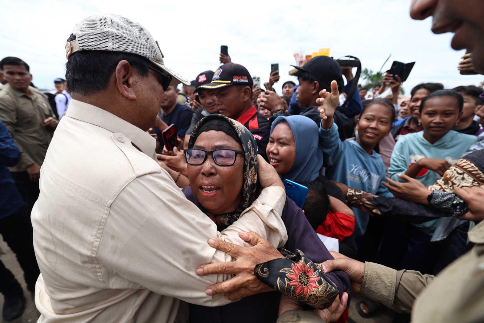 Presiden Prabowo Subianto disambut meriah saat di Karawang. (Foto/Tim Prabowo).