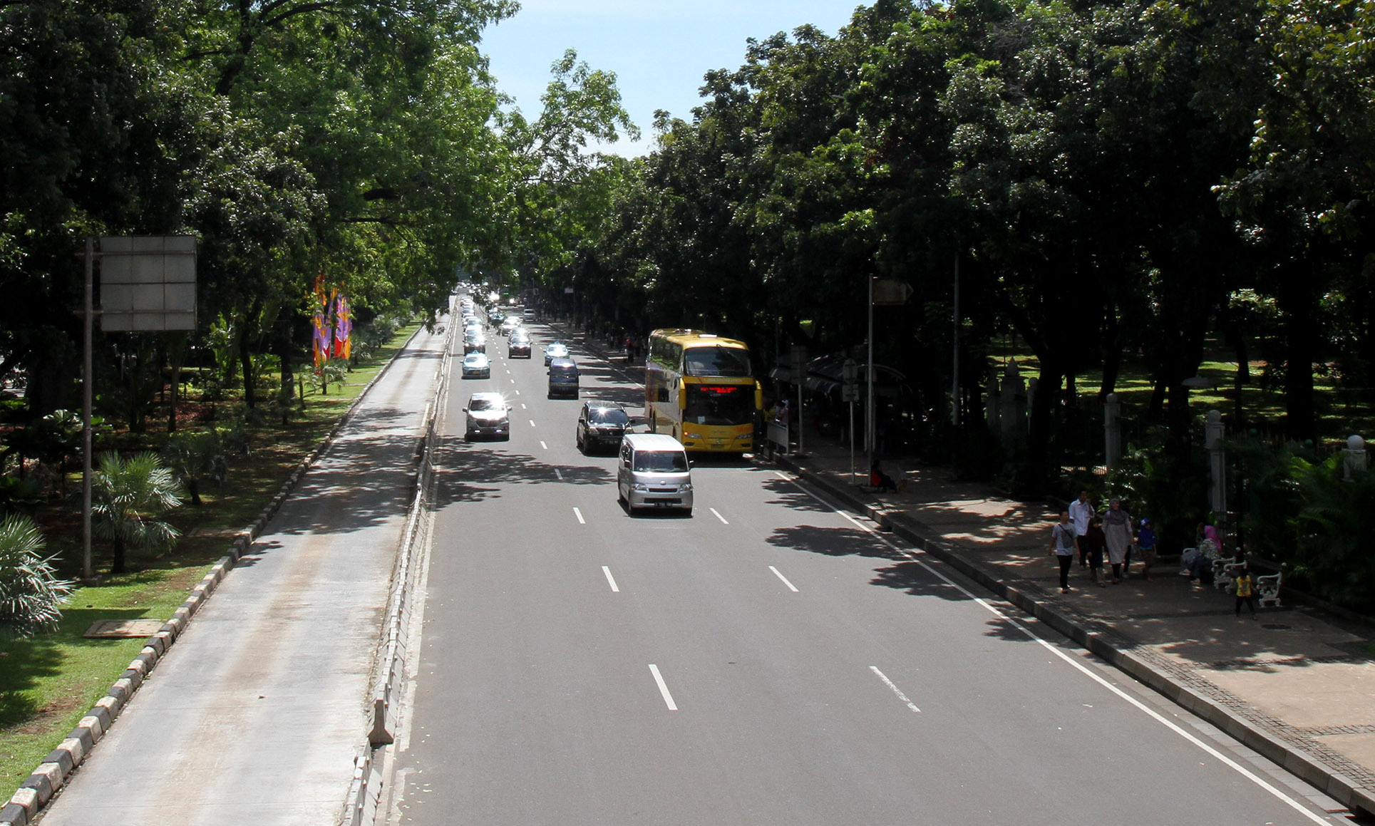 Sejumlah kendaraan melintasi Jalan Merdeka Barat, Jakarta. (BeritaNasional/Oke Atmaja)