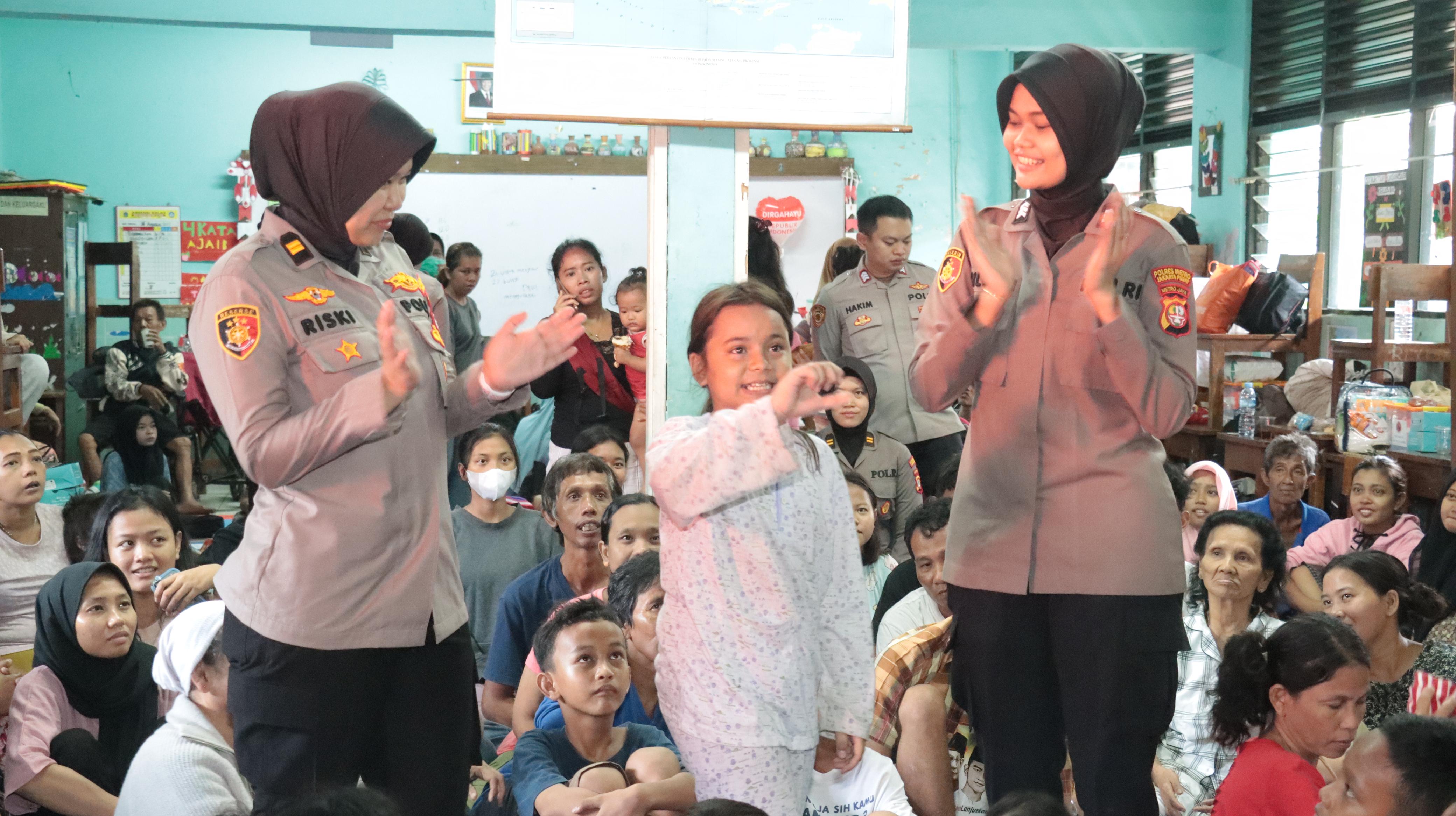 Polwan memberikan trauma healing kepada korban kebakaran Kemayoran. (Foto/Humas Polda Metro Jaya)