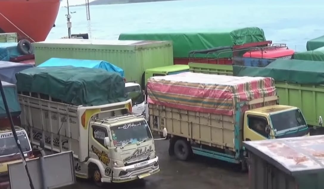 Antrian kendaraan logistik tertahan di pelabuhan Bakaujheni Lampung (BeritaNasional/Tangkapan layar))