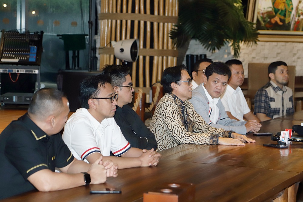 Ketua Umum Dekopin 2024-2029 Priskhianto bersama tokoh-tokoh Nasional dan Tokoh Politik memberikan keterangan kepada wartawan terkait kepengurusan Dekopin. (BeritaNasional/Elvis Sendouw)