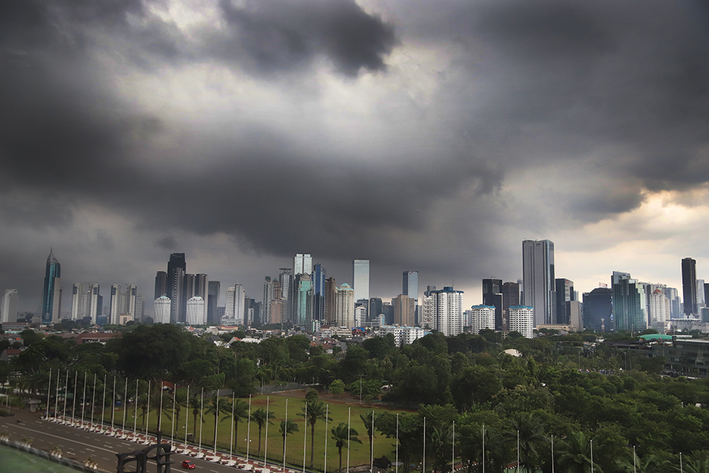 Rekaman dari kamera pada hari ini Jakarta diselimuti awan tebal. (BeritaNasional/Elvis Sendouw)