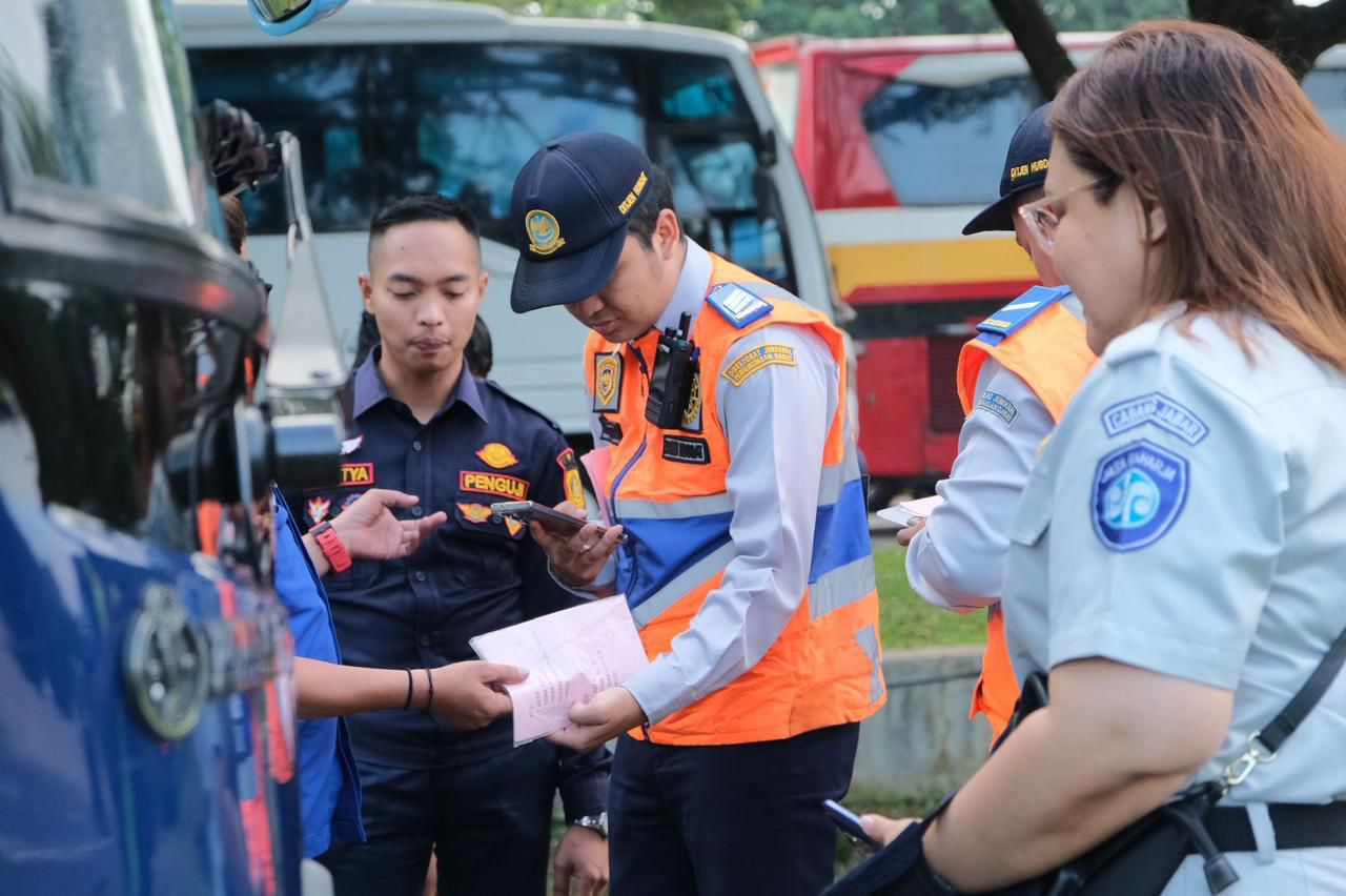 Petugas memeriksa dokumen kelaikan bus. (Foto/Ditjen Hubdat)