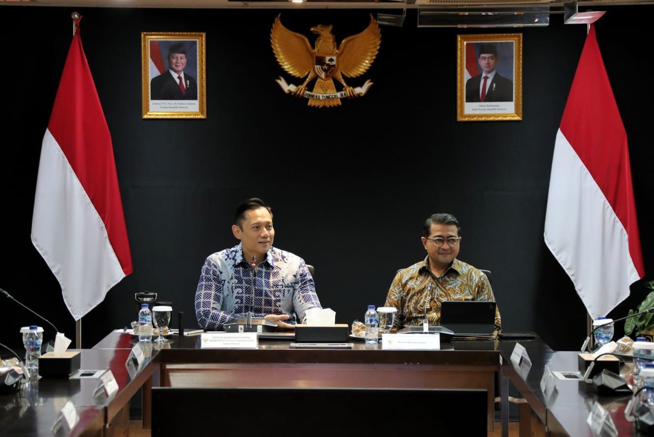 Menteri Koordinator Bidang Infrastruktur dan Pembangunan Kewilayahan, Agus Harimurti Yudhoyono saat bertemu dengan Menteri Ekonomi Kreatif (Menekraf) Teuku Riefky Harsya. (Foto/Doc. Kemenko Infra)