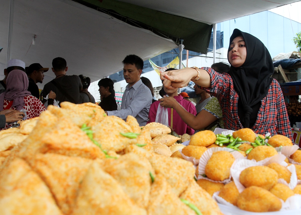 Pengunjung membeli makanan di bazar di kawasan Benhil. (BeritaNasional/Oke Atmaja).