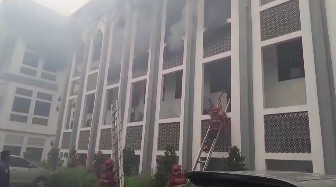 Gedung Rektorat Kampus UIN Jakarta Terbakar. (Foto/istimewa).