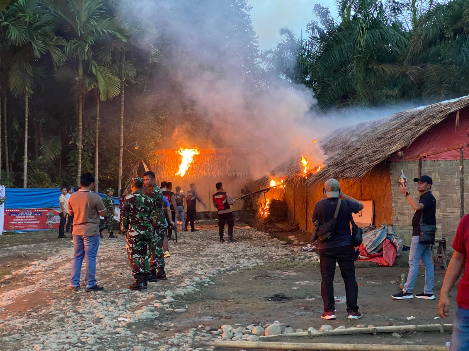 Petugas membakar barak yang dijadikan lokasi peredaran narkoba. (Foto/Dok Humas Polda Sumut)