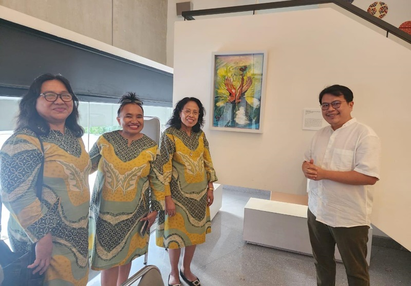 Dokter Bedah Andre Setiawan (kanan) bersama karyanya (Foto/Istimewa)