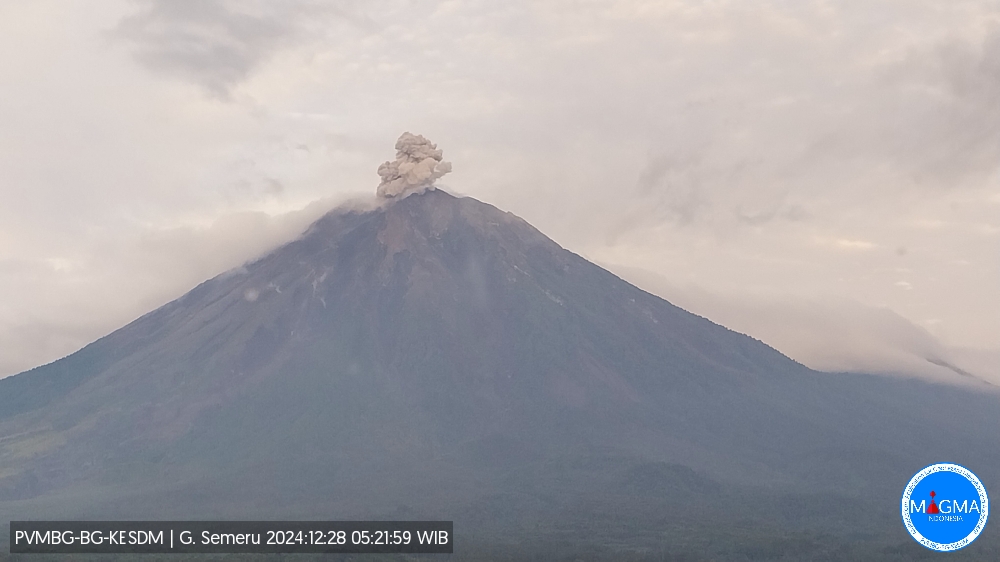 Gunung Semeru kembali meletus pada Sabtu (28/12/2024). (Foto/Magma ESDM)