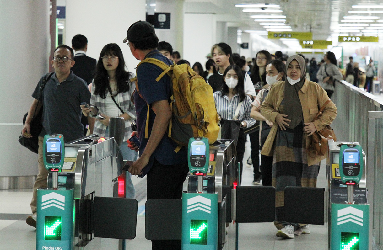 Calon penumpang MRT Jakarta antre memasuki Stasiun MRT Bundaran HI di Jakarta,Minggu (3/8/2024).  (BeritaNasional/Oke Atmaja)