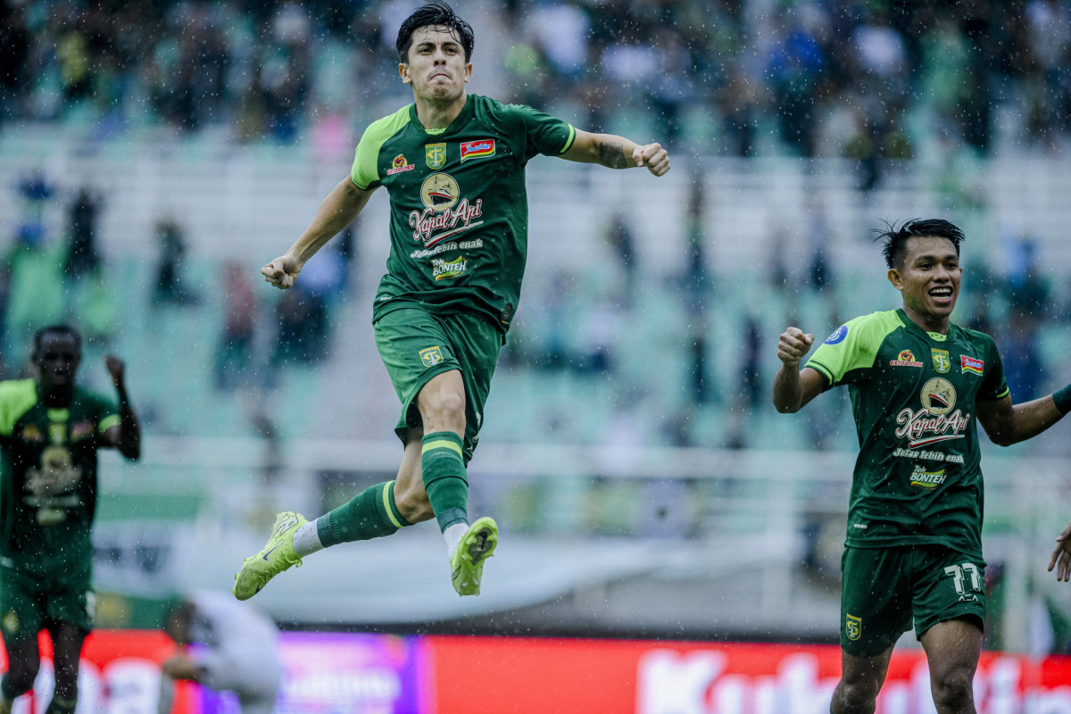 Francisco Rivera melakukan selebrasi usai mencetak gol perdananya di musim ini. (Foto/Persebaya)