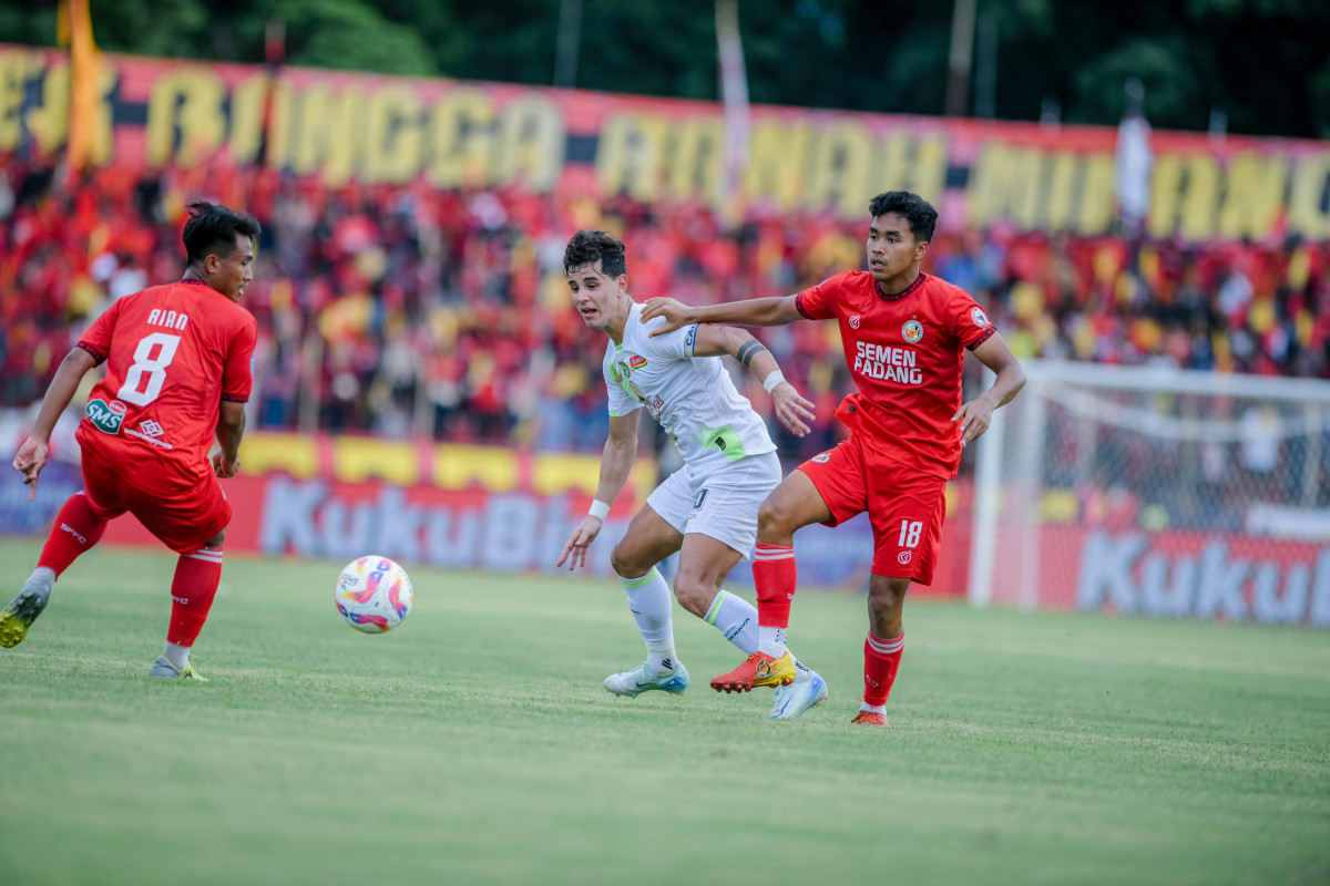 Bruno Moreira (tengah) dijaga ketat oleh pemain Semen Padang. (Foto/Persebaya)