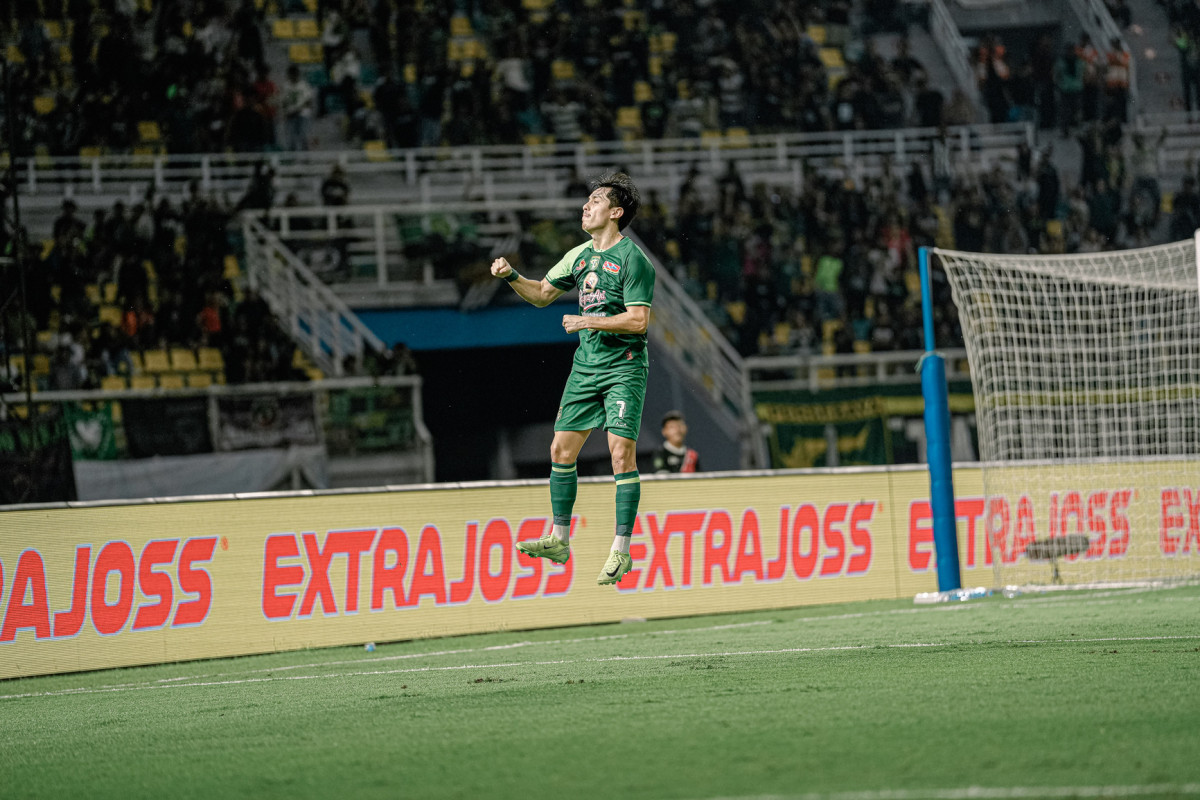 Francisco Rivera melakukan selebrasi usai mencetak gol ke gawang Borneo FC. (Foto/Persebaya)