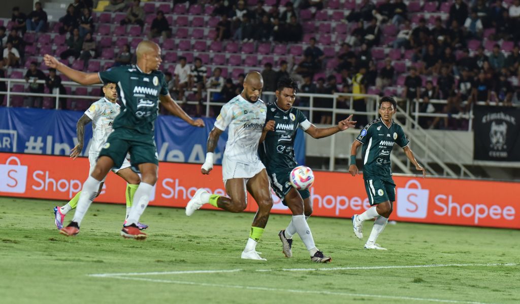 Bomber Persib David da Silva dikepung tiga pemain PSS Sleman pada pertandingan pekan ke-13 Liga 1 di Stadion Manahan Solo (9/11/2024). (Foto/Persib.co.id)